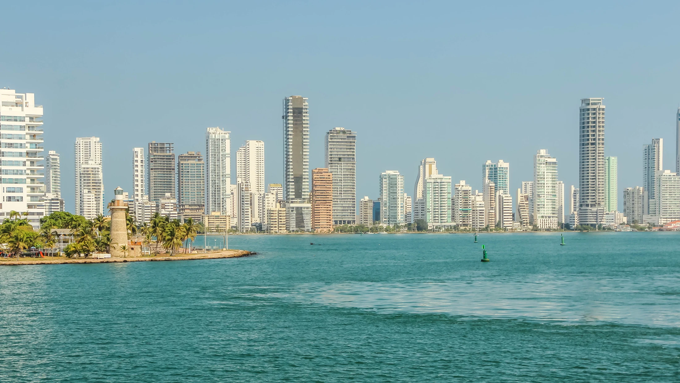 Panorámica de la costa de Bocagrande, con el mar y los edificios de Cartagena