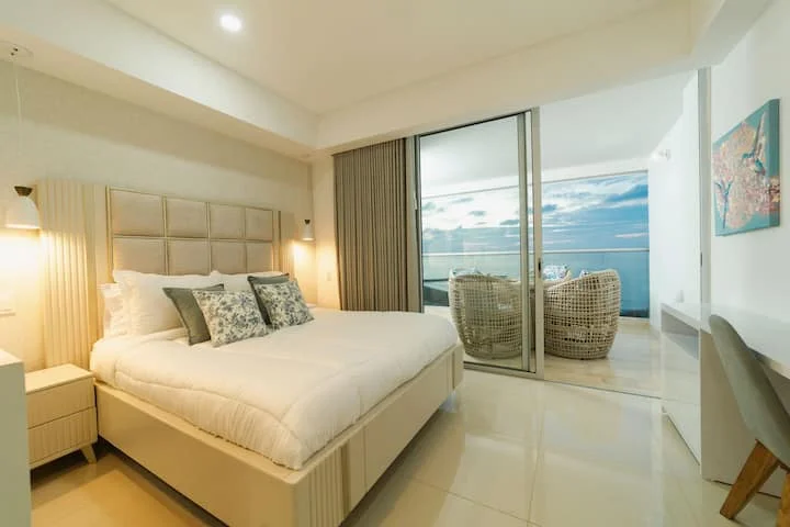 Dormitorio con cama y baño integrado — Cartagena Beach 1214