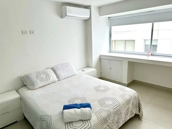 Dormitorio con cama doble junto a la ventana — Marina del Rey 1104