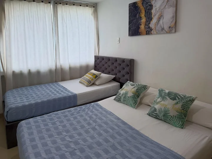 Dormitorio con dos camas y cortinas — Tocahagua 708