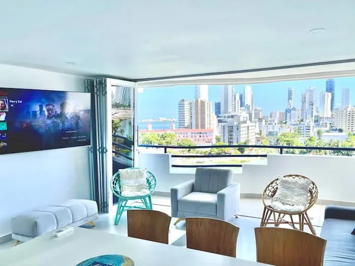 Sala con sofá y balcón con vista a los edificios del sector — Marina del Rey 1104