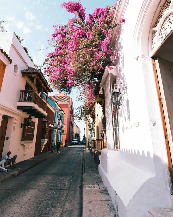 Calle colonial de Cartagena; contexto del paseo, no foto del operador