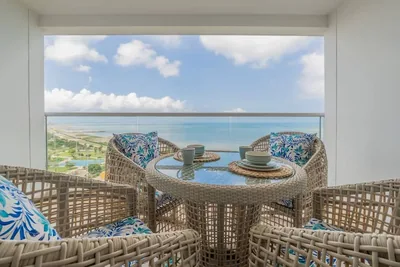 Terraza con dos sillas y mesa frente al paisaje costero — Cartagena Beach 1214