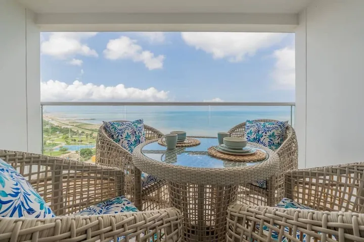 Terraza con dos sillas y mesa frente al paisaje costero — Cartagena Beach 1214