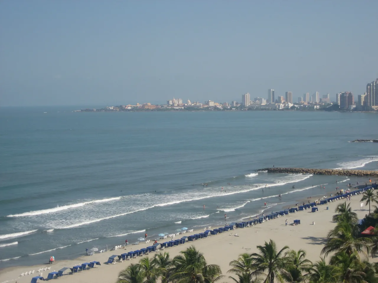 Playa y mar de Bocagrande, con palmeras y Cartagena al fondo