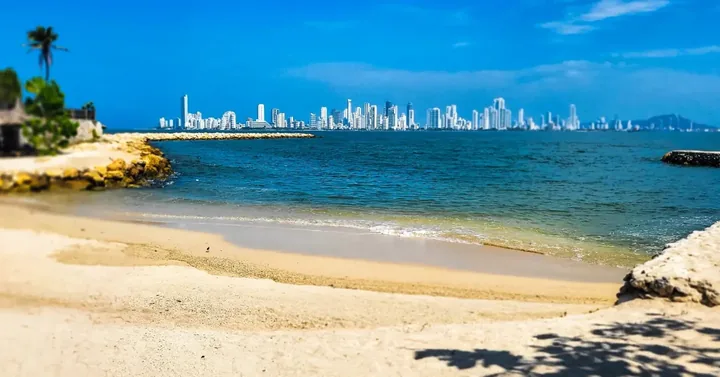 Tierra Bomba con Cartagena al fondo; foto de contexto de la isla, no del club Fénix